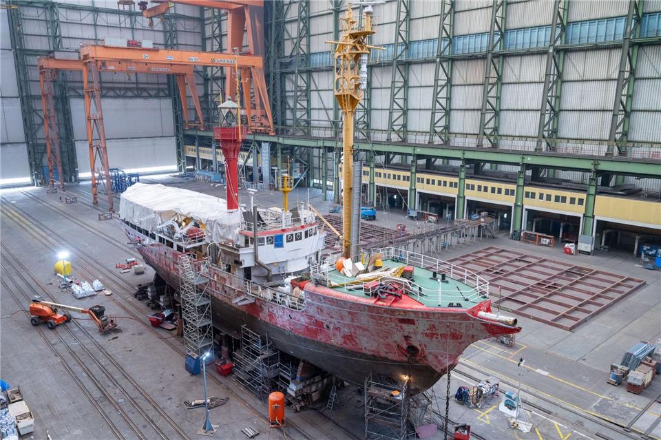 Die Arbeiten am historischen Feuerschiff „Elbe 1“ laufen in Stralsund auf Hochtouren.Stefan Sauer/dpa