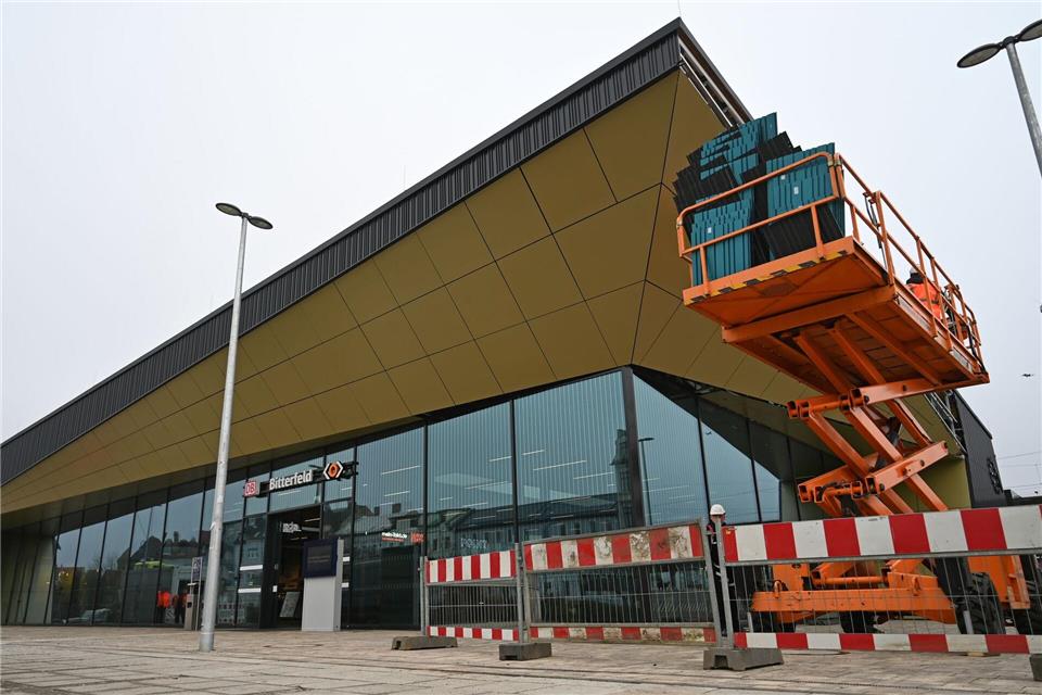 Die Arbeiten an der Bahnhofsfassade sollen rund fünf Wochen dauern.David Hammersen/dpa