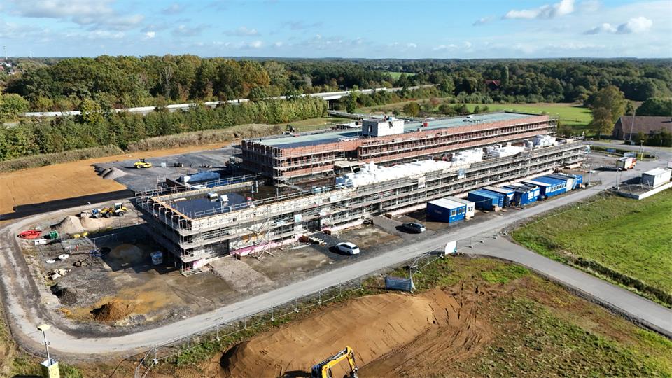Die Arbeiten an der Feuer- und Rettungswache in Borken schreiten voran. Aktuell wird auch im Außenbereich gebaut.