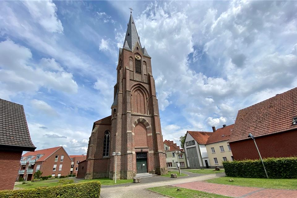 Die Arbeiten für die Umgestaltung des Kirchplatzes in Erle haben begonnen.