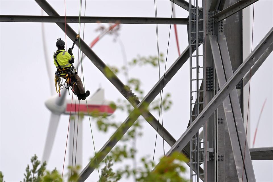 Die Arbeiten sind kein einfaches Unterfangen und auch wetterabhängig. Michael Bahlo/dpa