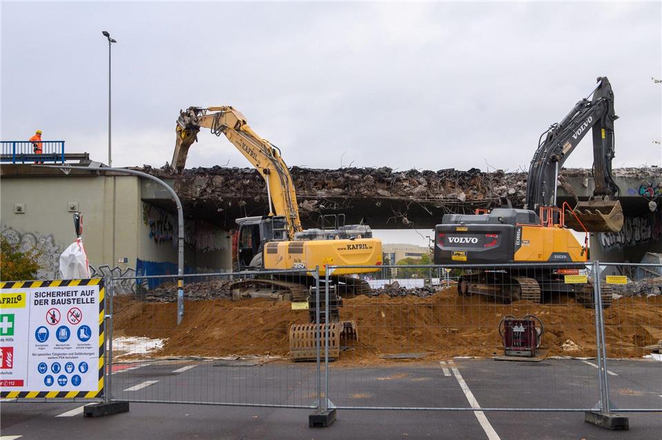 Abriss am Magdeburger Ring beginnt Die Arbeiten sollen zwei Wochen dauern. Klaus-Dietmar Gabbert/dpa