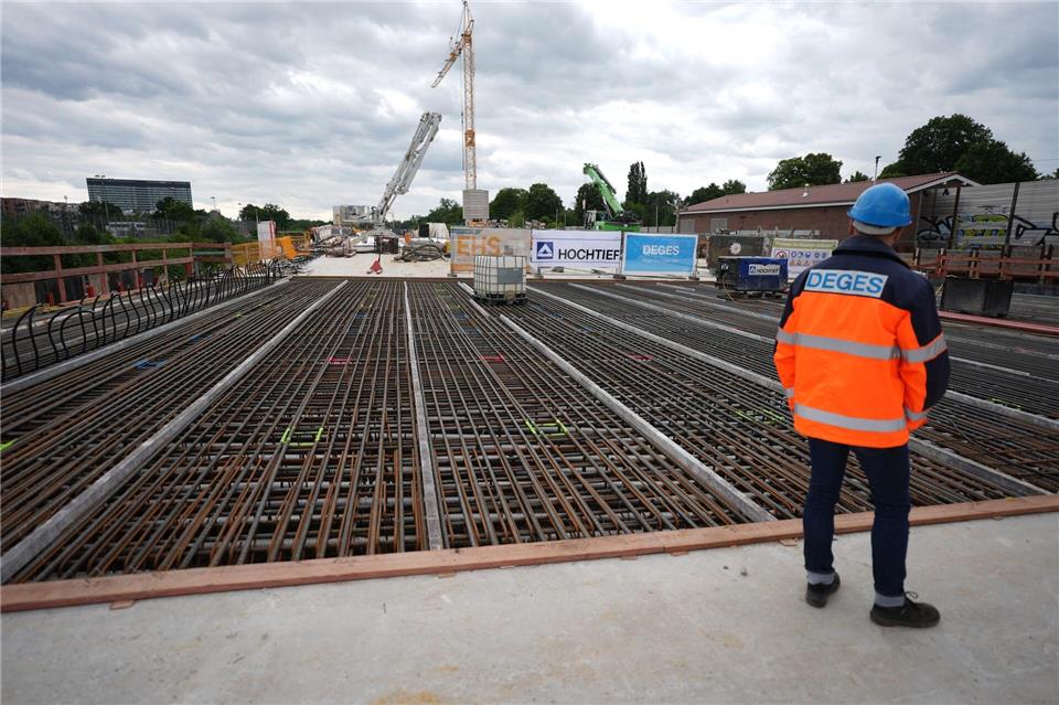 Die Arbeiten zum Lärmschutztunnel kommen voran.Marcus Brandt/dpa