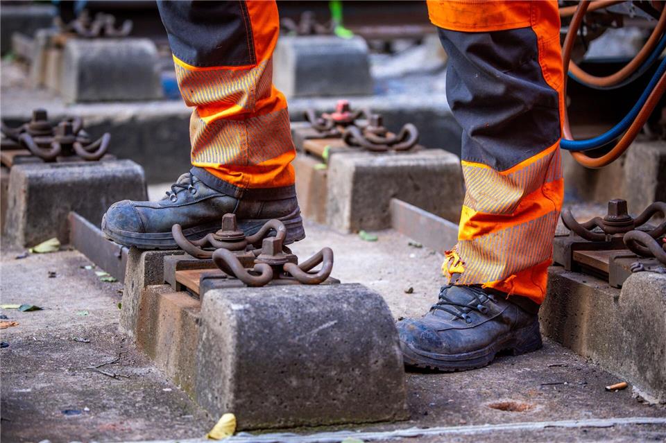 Die Arbeiter waren laut Polizei mit Gleisarbeiten in der Oberpfalz beschäftigt. (Symbolbild)Jens Büttner/dpa