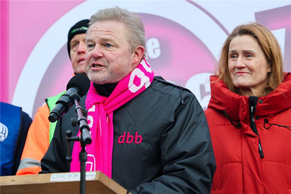 Die Arbeitgeberseite habe die Forderungen pauschal als unbezahlbar abgelehnt, kritisierte der dbb-Landesvorsitzende Kai Tellkamp.Frank Molter/dpa