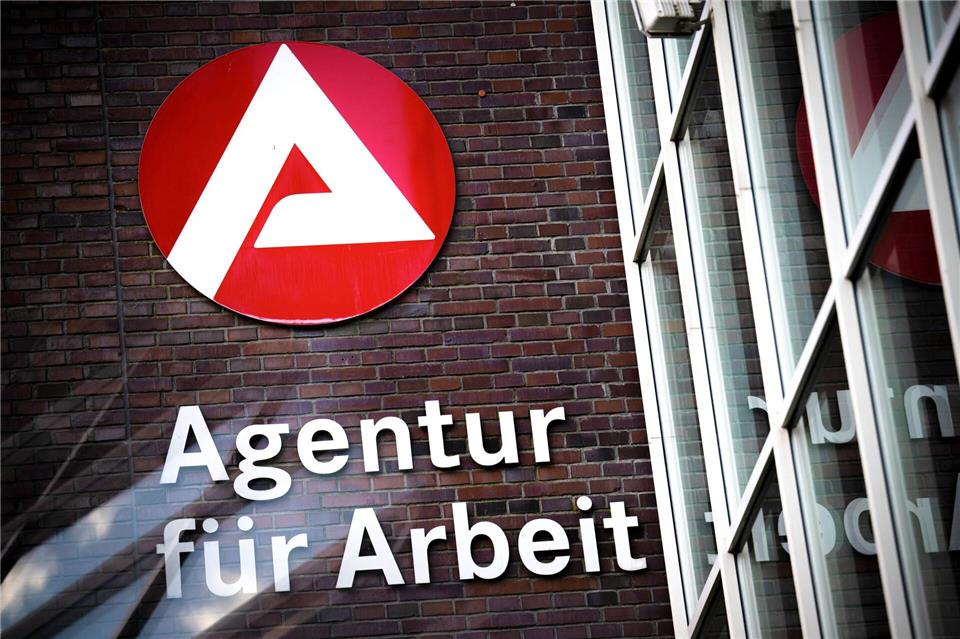 Die Arbeitsagentur zählt etwas weniger Arbeitslose als vor einem Monat. (Archivfoto)Sina Schuldt/dpa/dpa-tmn