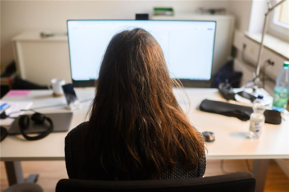 Die Arbeitsauslastung nimmt zu. (Symbolbild)Julian Stratenschulte/dpa