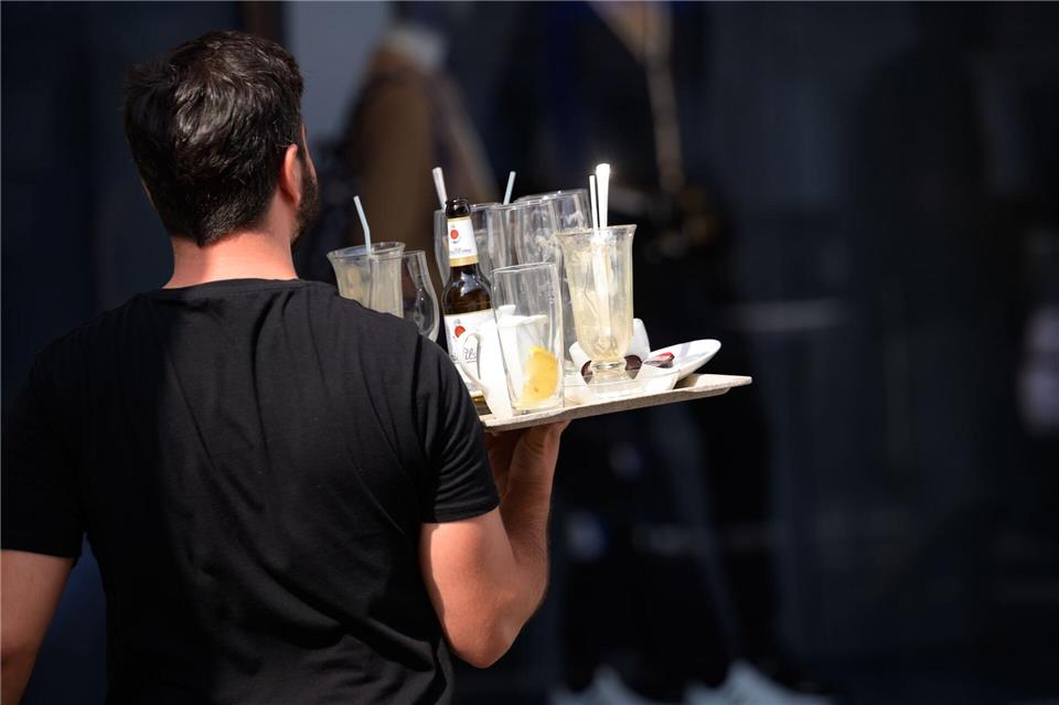 Die Arbeitskosten sind in Deutschland im EU-Vergleich hoch (Archivbild)Jonas Walzberg/dpa
