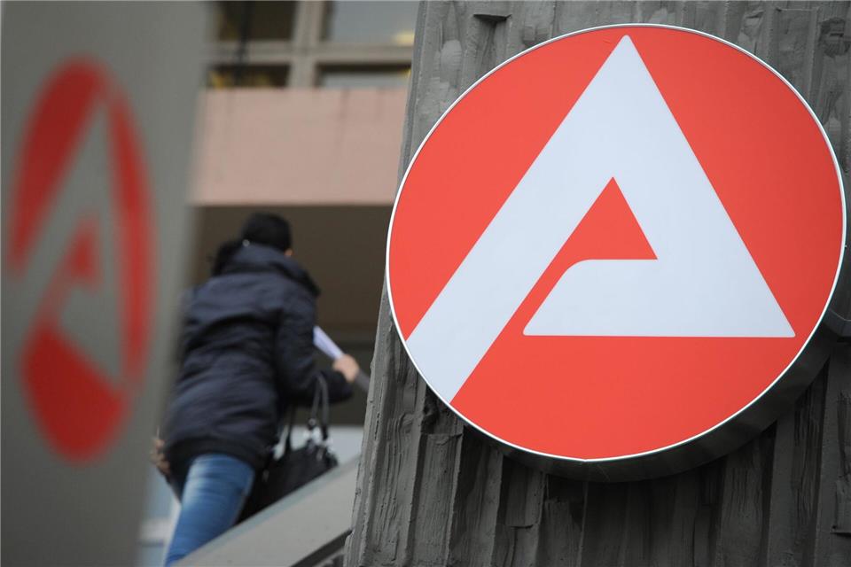 Zahl der Arbeitslosen in Thüringen sinkt leicht Die Arbeitslosenquote lag im März in Thüringen bei 6,5 Prozent. (Archivbild)Arne Dedert/dpa