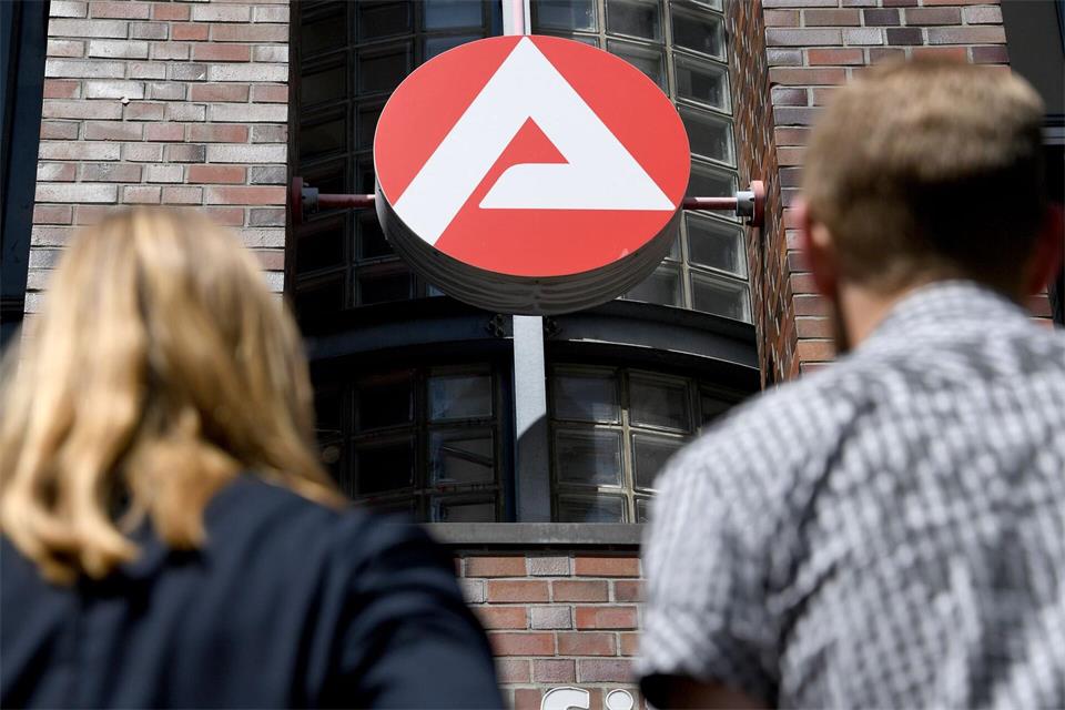 Die Arbeitslosenquote sank im September im Vergleich zum August um 0,3 Prozentpunkte. (Symbolbild)Carsten Rehder/dpa