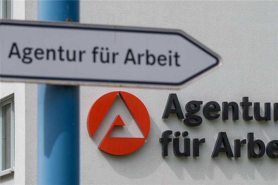 Die Arbeitslosigkeit geht leicht zurück. (Symbolbild)Hendrik Schmidt/dpa-Zentralbild/dpa