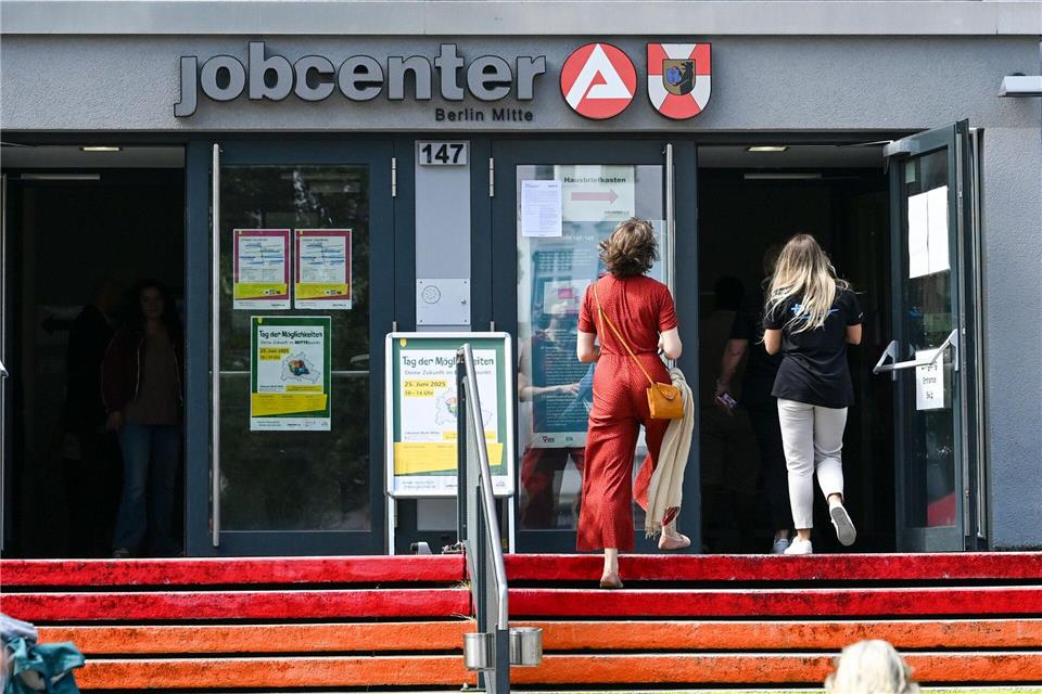Die Arbeitslosigkeit in Berlin ist saisonbedingt im September etwas zurückgegangen. (Archivbild)Jens Kalaene/dpa