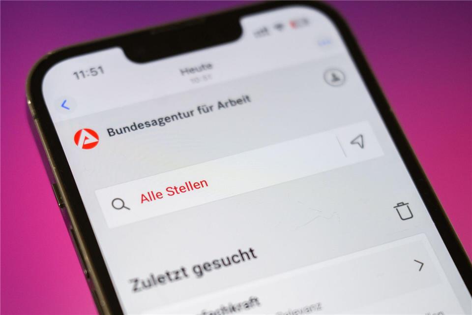 Die Arbeitslosigkeit in Deutschland ist im Februar leicht gesunken, die Zahl der Arbeitslosen bleibt aber oberhalb der Grenze von drei Millionen. Julian Stratenschulte/dpa