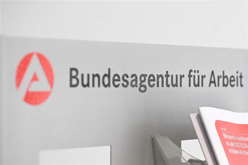 Die Arbeitslosigkeit ist im März leicht gesunken. (Symbolbild)Bernd Weißbrod/dpa