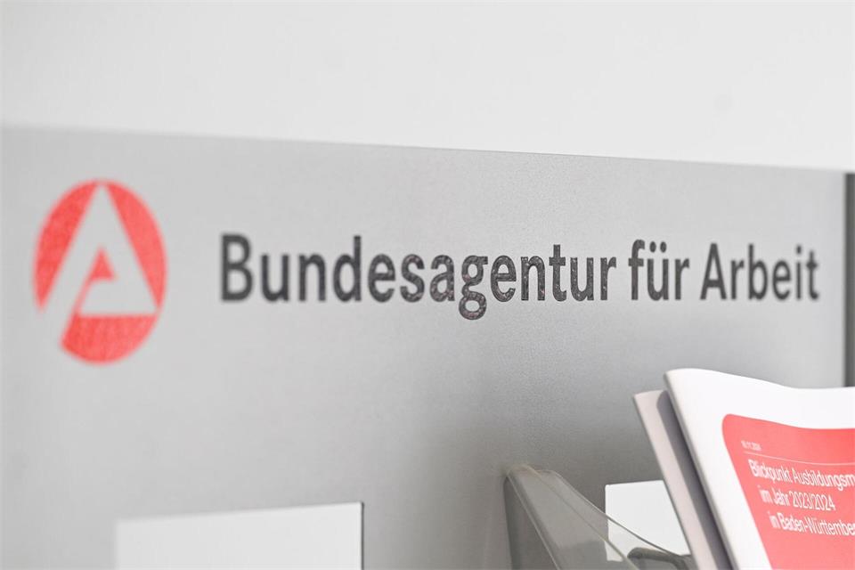 Die Arbeitslosigkeit ist im September leicht gesunken. (Archivbild) Bernd Weißbrod/dpa