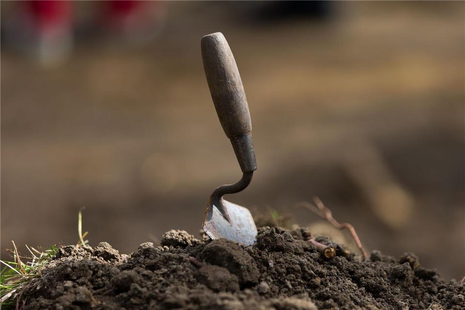 Die Archäologen erhoffen sich durch die Funde neue Erkenntnisse zur Bestattungskultur der mittleren Bronzezeit in Schleswig-Holstein. (Symbolbild)picture alliance / Friso Gentsch/dpa