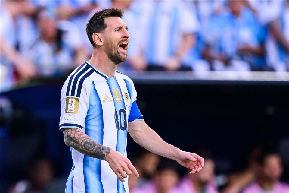 Die Argentinier haben ein goldenes WM-Logo auf dem Ärmel - und Lionel Messi auch noch einen „Legacy“-Patch. (Archivbild)Tom Weller/dpa