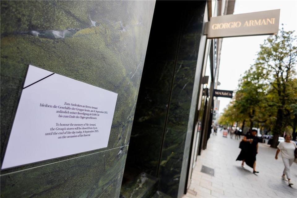Engste Angehörige nehmen Abschied von Modemacher Armani Die Armani-Filiale auf der Düsseldorfer Königsallee blieb am Nachmittag geschlossen.Rolf Vennenbernd/dpa