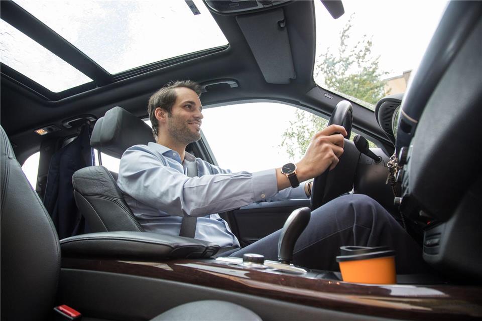 Die Arme sollten locker angewinkelt sein, das Lenkrad idealerweise auf neun und drei Uhr gegriffen werden. picture alliance / dpa Themendienst