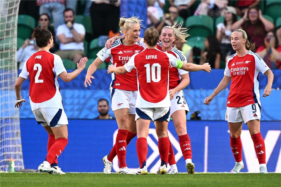 Die Arsenal-Fußballerinnen jubeln über ihren FührungstrefferZed Jameson/PA Wire/dpa
