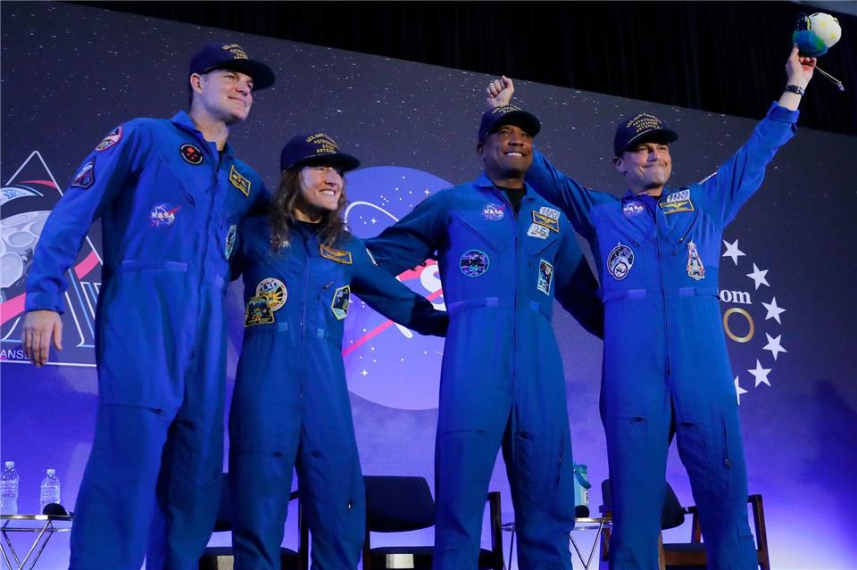 Die „Artemis 2“-Crew, Jeremy Hansen (l-r), Christina Koch, Victor Glover und Reid Wiseman, kommt am Ende einer Rückkehrfeier in die Mitte einer Bühne.Michael Wyke/AP/dpa