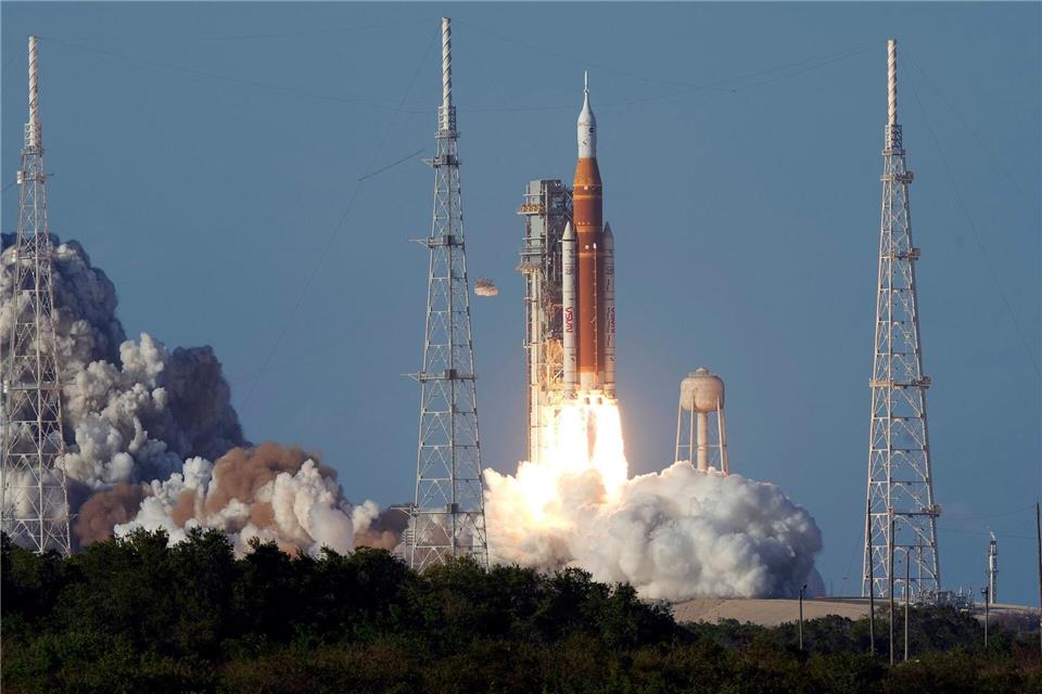 Die Artemis II-Mondrakete der NASA hebt ab.Chris O’Meara/AP/dpa