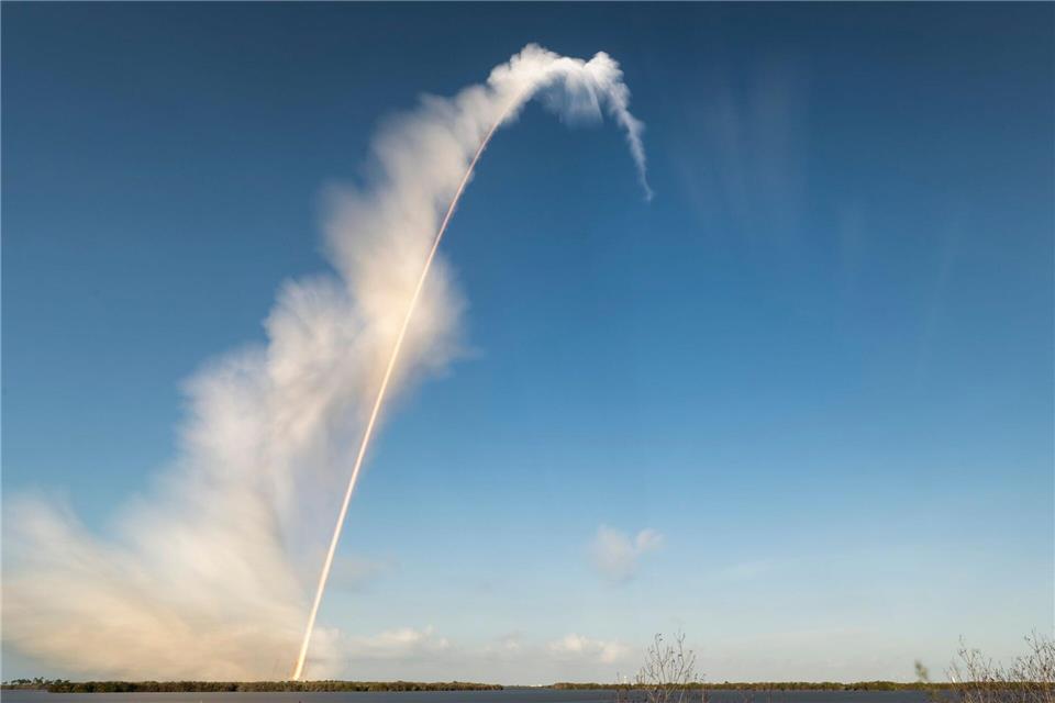Die Artemis II-Mondrakete der NASA hebt von der Startrampe 39-B des Kennedy Space Center ab.Keegan Barber/NASA/AP/dpa