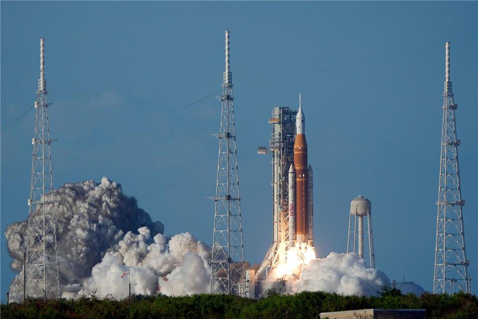 Die Artemis II-Mondrakete der NASA mit dem Orion-Raumschiff an Bord hebt von der Startrampe 39-B des Kennedy Space Center in Cape Canaveral, Florida, ab. Thüringen ist mit Technik bei der Artemis-Mission dabei. John Raoux/AP/dpa