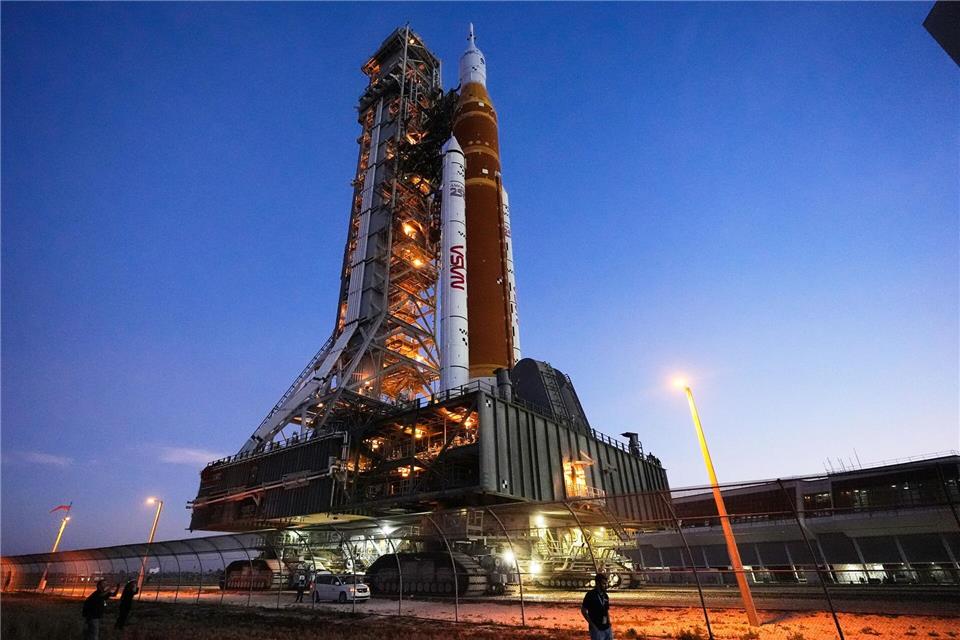 Die „Artemis II“ SLS (Space Launch System)-Mondrakete der NASA mit dem Orion-Raumschiff rollt langsam zurück zum Vehicle Assembly Building im Kennedy Space Center in Florida.John Raoux/AP/dpa