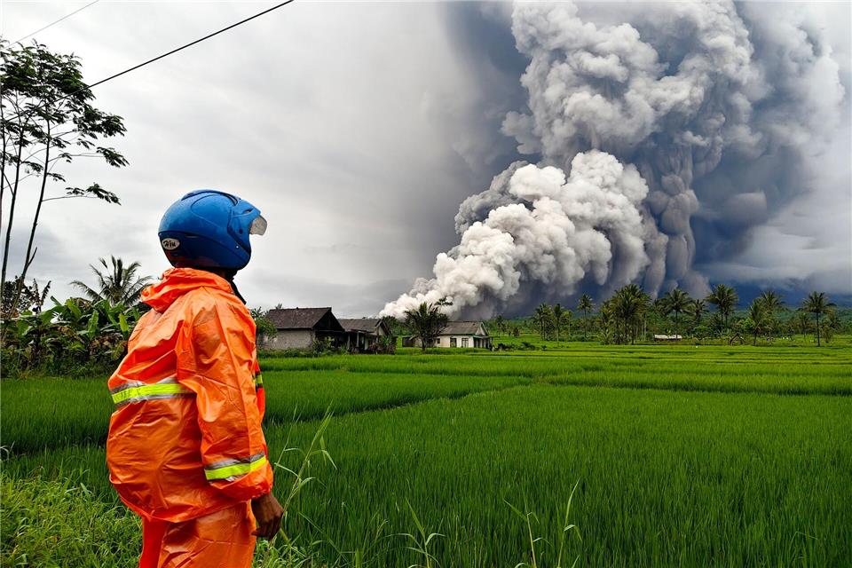 Die Aschesäule ist weithin zu sehen.Dwi Sasongko/XinHua/dpa