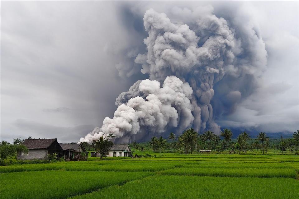 Die Aschesäule war zwei Kilometer hoch.Dwi Sasongko/XinHua/dpa