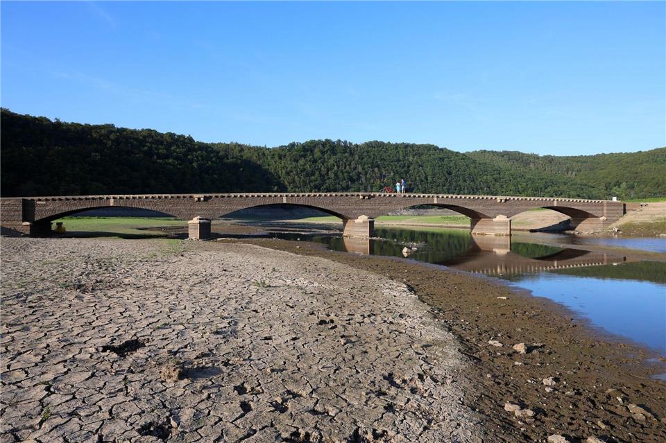 Die Aseler Brücke sollte zu dieser Jahreszeit vom Stausee überspült sein. Stefan Rampfel/dpa