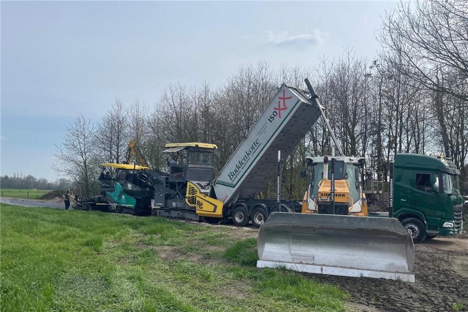 Die Asphaltarbeiten am Wirtschaftsweg Zum Schelderhoff sind am Montag beendet worden.