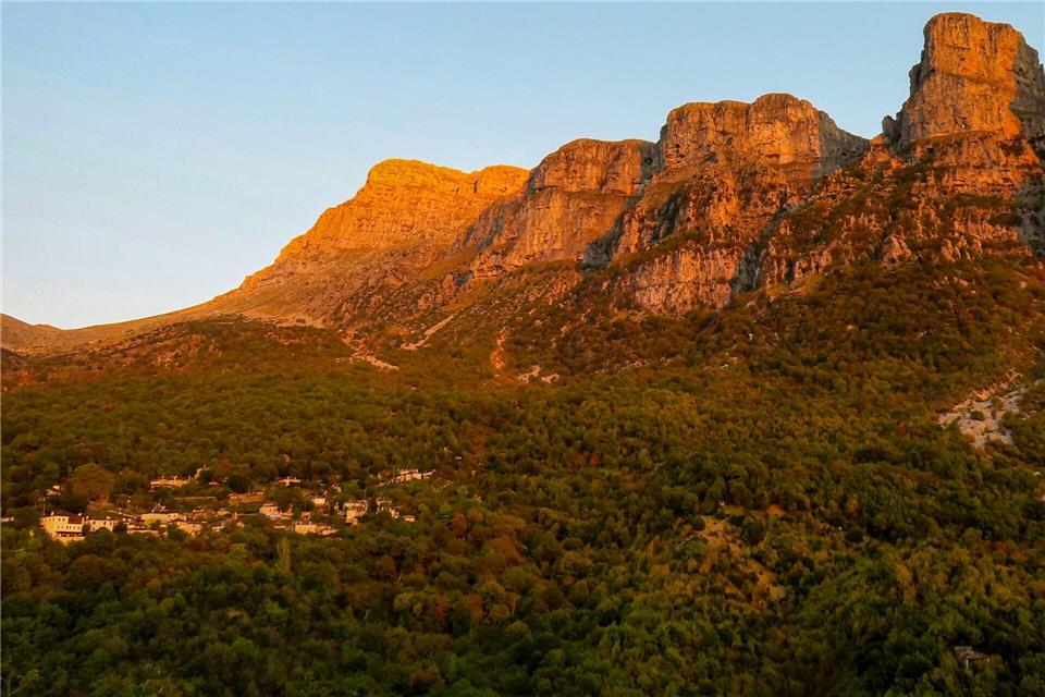 Die Astraka-Türme - mit bis zu knapp 2.500 Metern sind es die höchsten Formationen des Tymfi-Bergmassivs. Links das Dorf Mikro Papingo.Luisa Heyer/dpa-tmn