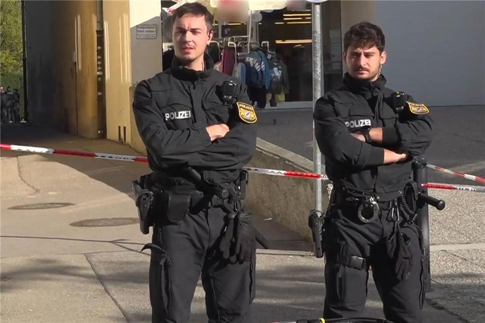 Die Attacke an einer Mittelschule in Friedberg hatte im Oktober 2025 einen größeren Polizeieinsatz ausgelöst. (Archivbild)Jason Tschepljakow/dpa