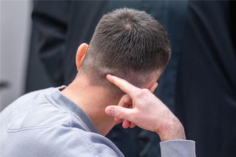 Die Attacke mit dem Maßkrug räumt der Angeklagte ein, er machte aber Erinnerungslücken geltend.Armin Weigel/dpa