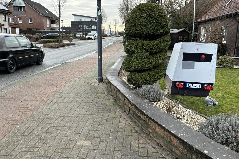 Die Attrappe eines „Blitzer“-Anhängers an der Dorstener Straße in Raesfeld soll bei den Autofahrern bis auf Weiteres für Aha-Momente sorgen.
