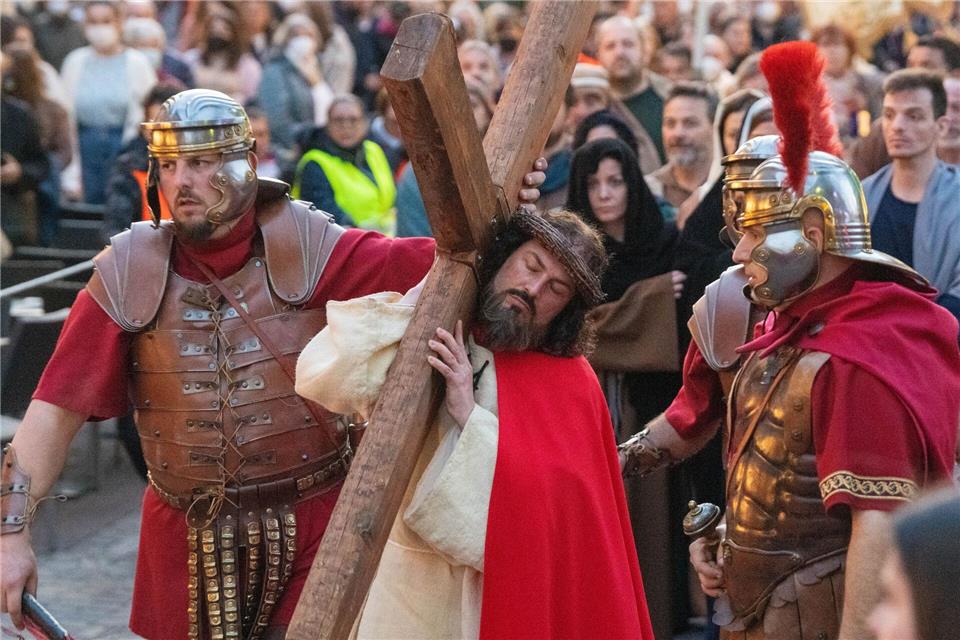 Die Aufführung zieht jedes Jahr Tausende Zuschauer an. (Archivbild) Stefan Puchner/dpa