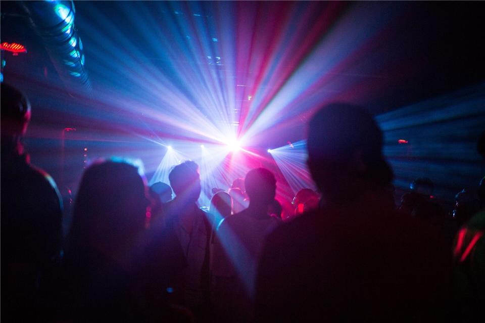 Zwischen Beats und Bettruhe - Was Nachtbürgermeister leisten Die Aufgabe eines Ehrenamtlers ist nicht, für nächtliche Ruhe und Ordnung zu sorgen, sondern vielmehr die nachhaltige Stärkung der Nachtkultur. (Symbolbild)Sophia Kembowski/dpa