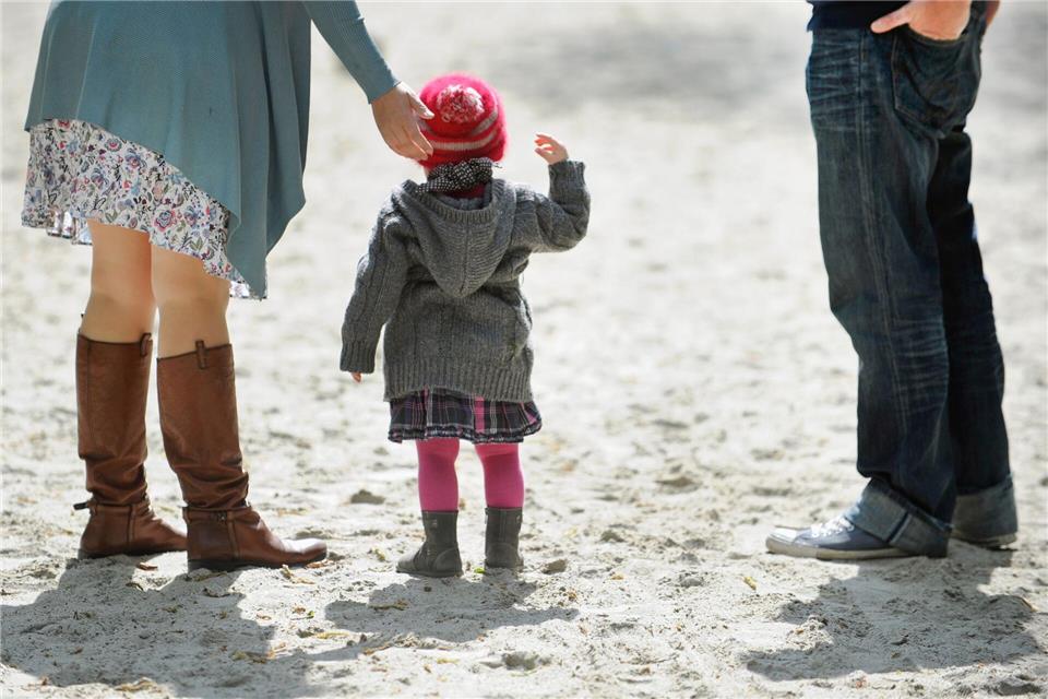 Die Aufgabe für die Kinderbetreuung liegt meist bei den Müttern. (Symbolbild)Andreas Gebert/dpa
