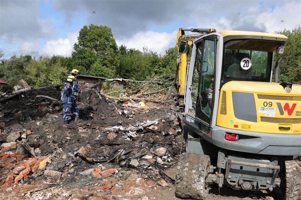 Die Aufräumarbeiten an der Explosionsstelle werden noch einige Zeit in Anspruch nehmen. Bodo Schackow/dpa