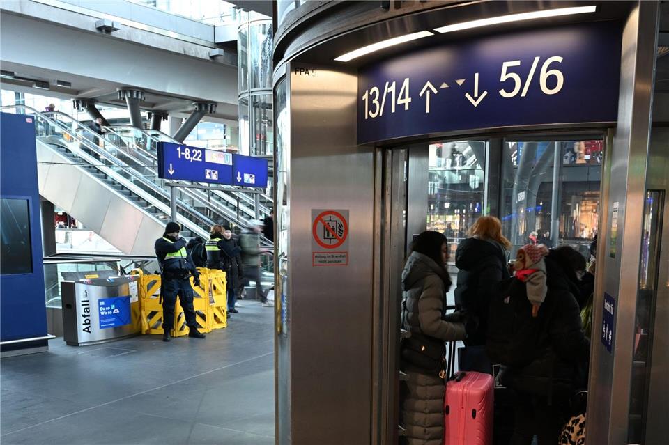 Die Aufzüge im Hauptbahnhof brauchen oft sehr lang. (Archivbild)Markus Lenhardt/dpa