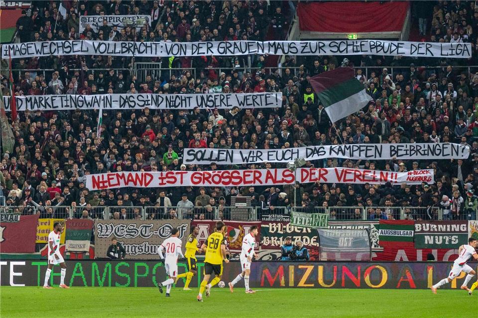 Wagners Pleitenwoche: Warme Kovac-Worte und Protest-Banner Die Augsburger Fans üben auf Spruchbändern Kritik am Weg der Vereinsführung mit Sandro Wagner.David Inderlied/Kirchner-Media/dpa