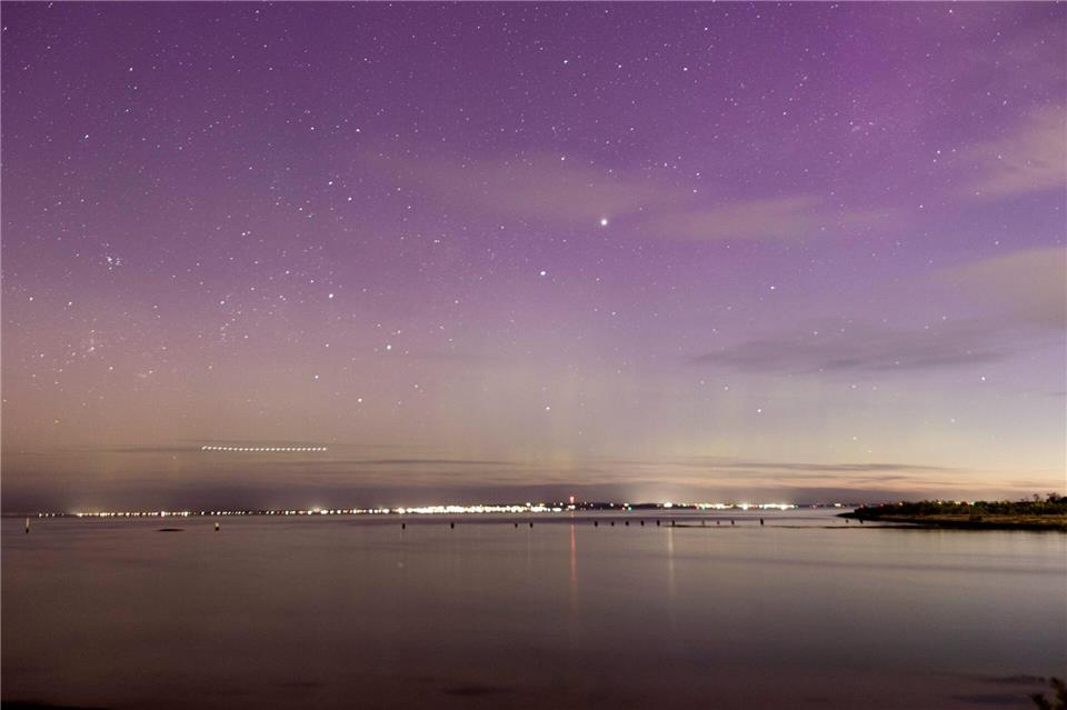 Die Aurora Australis begeisterte Menschen in Australien und Neuseeland.Ye Myo Khant/SOPA Images via ZUMA Press Wire/dpa