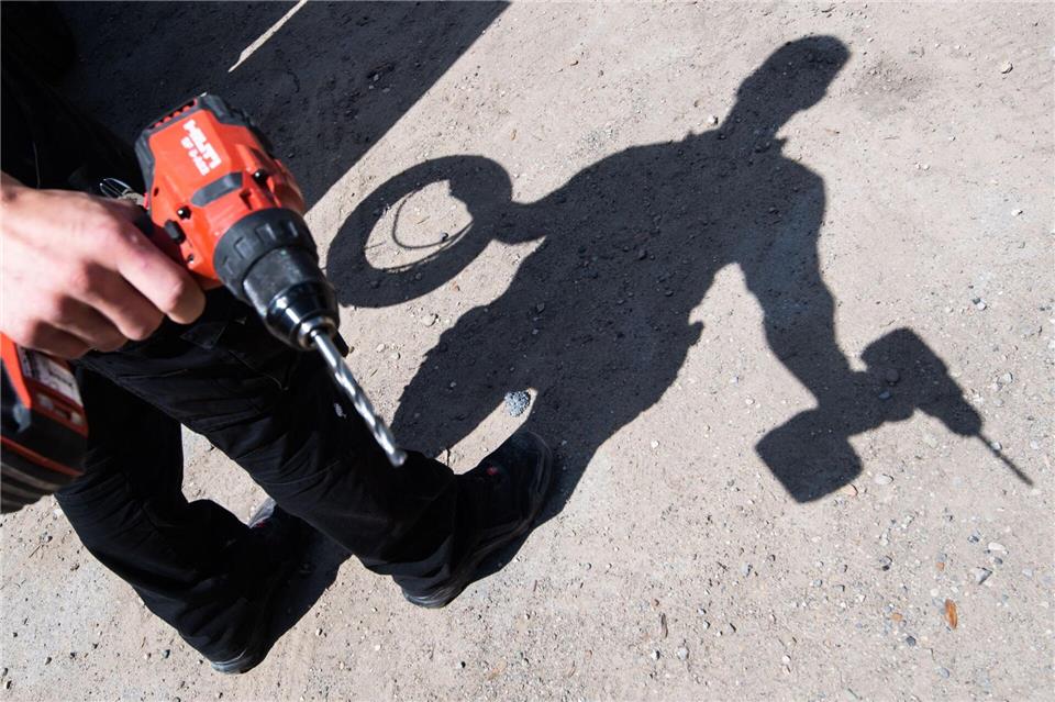 Die Ausbildung ist oft der erste Schritt in den Job – und nicht immer einfach. (Symbolbild)Julian Stratenschulte/dpa