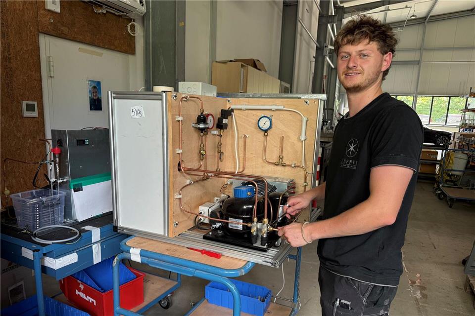 Die Ausbildung zum Mechatroniker für Kältetechnik dauert dreieinhalb Jahre - eine der längsten im Handwerk. Fachkräfte in dieser Branche sind auf dem Arbeitsmarkt sehr begehrt. (Archivbild)Michael Bauer/DPA