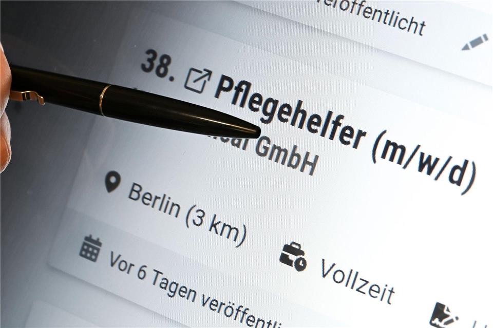Die Ausbildung zum Pflegeassistenten gehört in der Region zu den gefragtesten Ausbildungen. (Symbolbild) Jens Kalaene/dpa