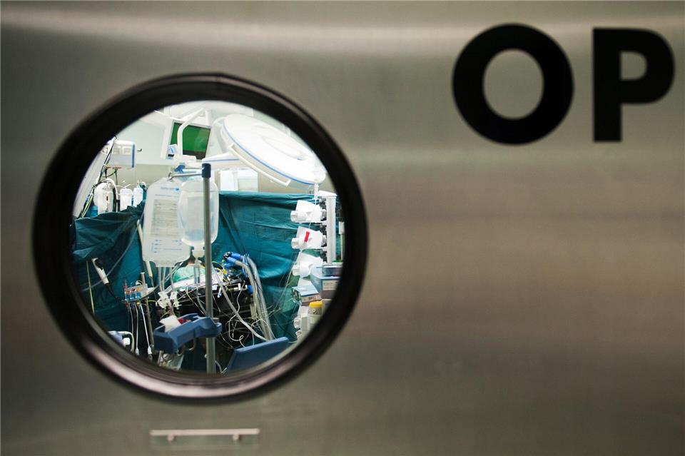 Höhere Kassenbeiträge noch nicht vom Tisch Die Ausgaben für Krankenhausbehandlungen steigen stark. (Archivbild)Maurizio Gambarini/dpa