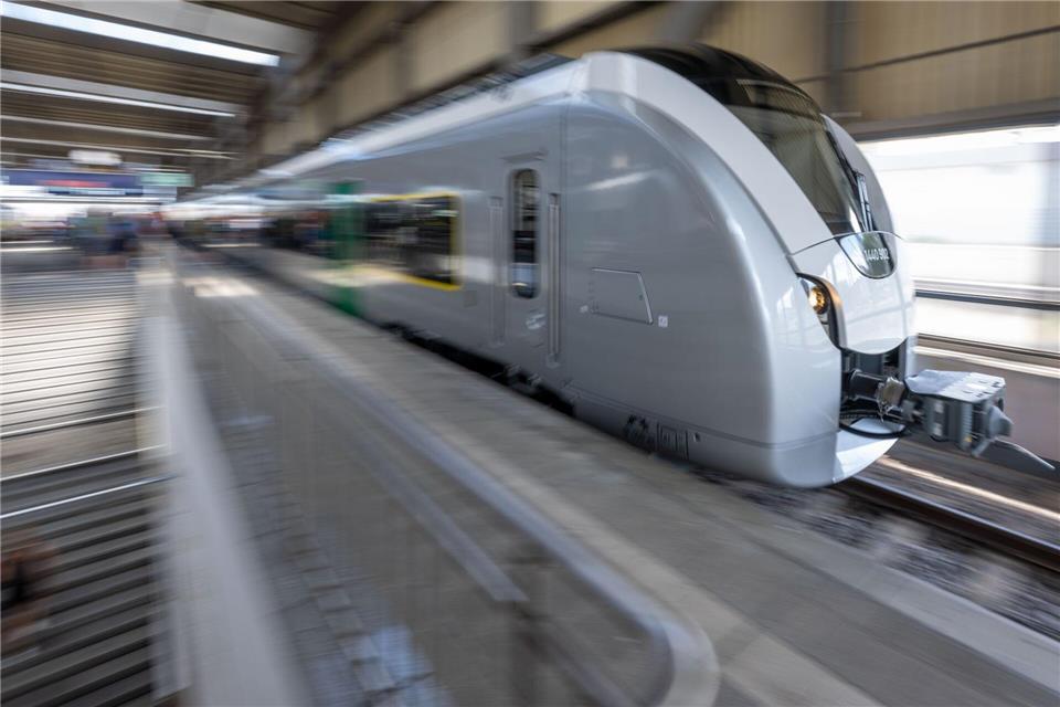 Die Auslieferung der neuen Akkuzüge von Alstom für die Bahnstrecke Leipzig-Chemnitz verzögert sich. Mit den angemieteten Ersatzzügen gibt es erhebliche Probleme (Archivbild) Hendrik Schmidt/dpa