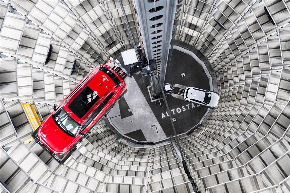 Die Auslieferung von Neuwagen in der Wolfsburger Autostadt könnten wegen des Iran-Kriegs teurer werden. (Archivbild)Julian Stratenschulte/dpa
